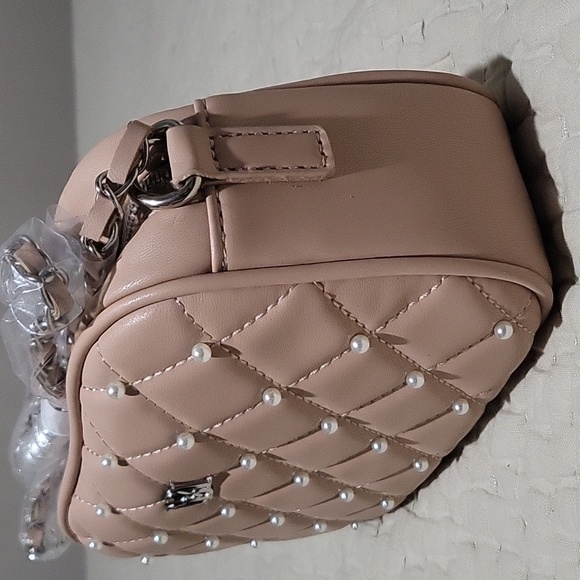 NWT Badgley Mischka Elegant Quilted Vegan Leather Tan Crossbody/Camera   Bag - Picture 4 of 16